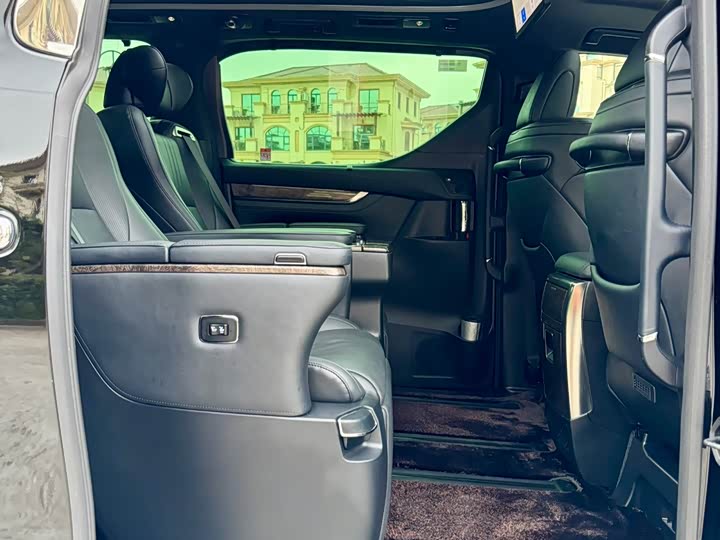 Фото 15 - Toyota Vellfire