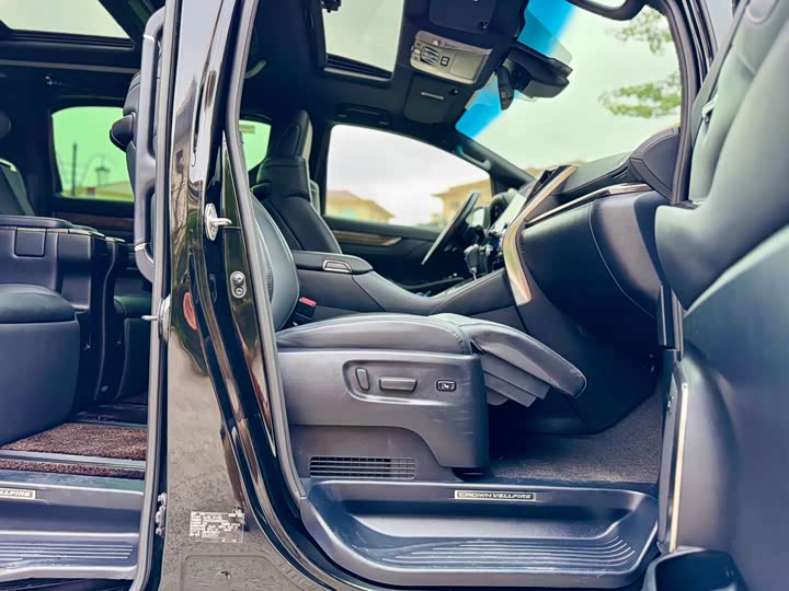 Фото 16 - Toyota Vellfire