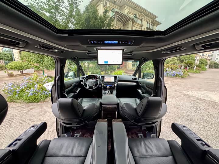 Фото 18 - Toyota Vellfire