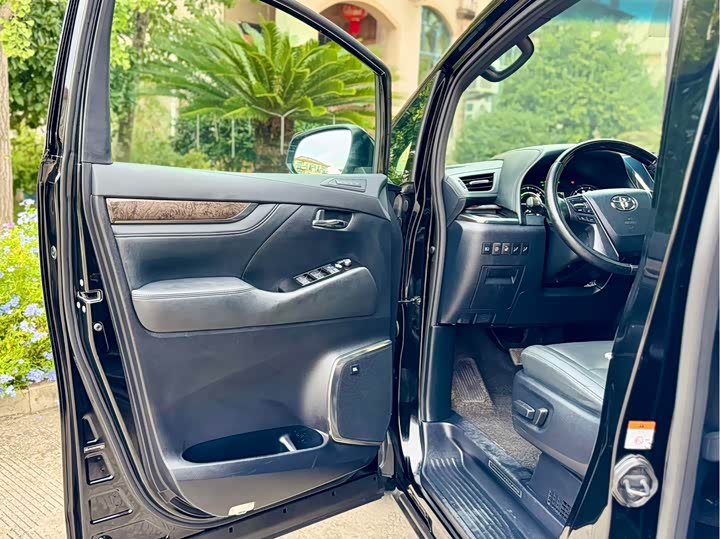 Фото 5 - Toyota Vellfire