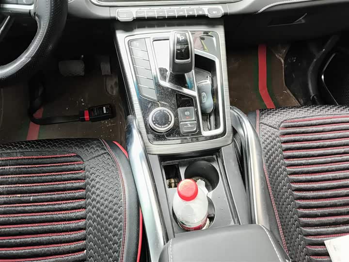 Фото 14 - Geely Atlas