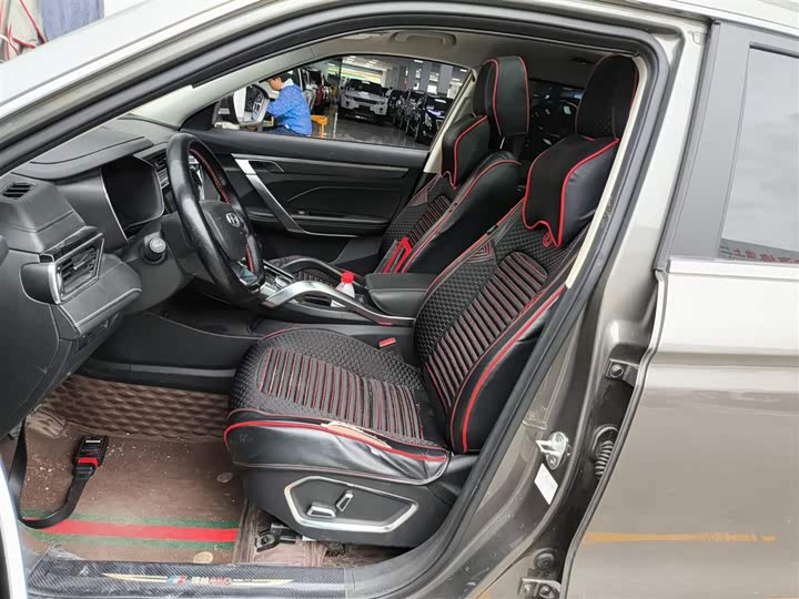 Фото 15 - Geely Atlas