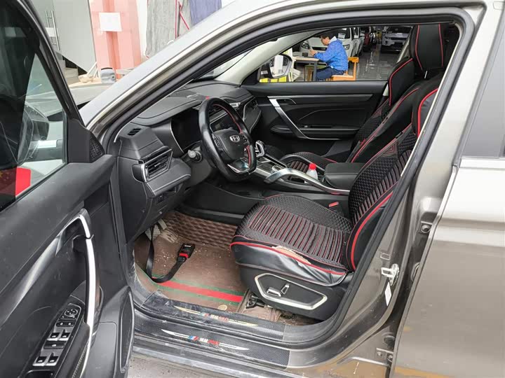 Фото 16 - Geely Atlas