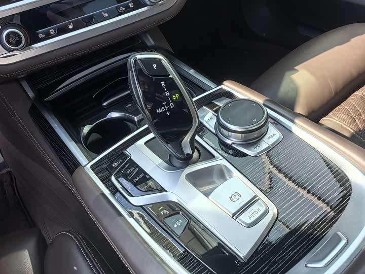 Фото 11 - BMW 7 Series