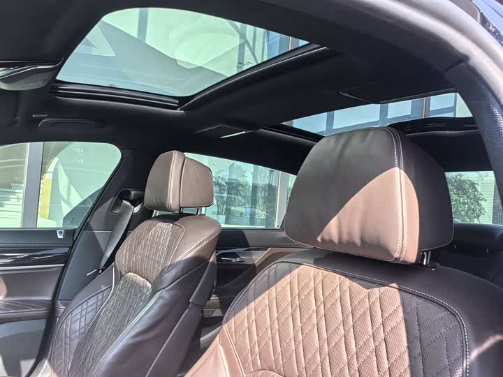 Фото 12 - BMW 7 Series