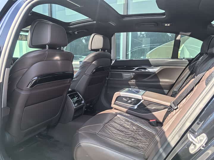 Фото 13 - BMW 7 Series