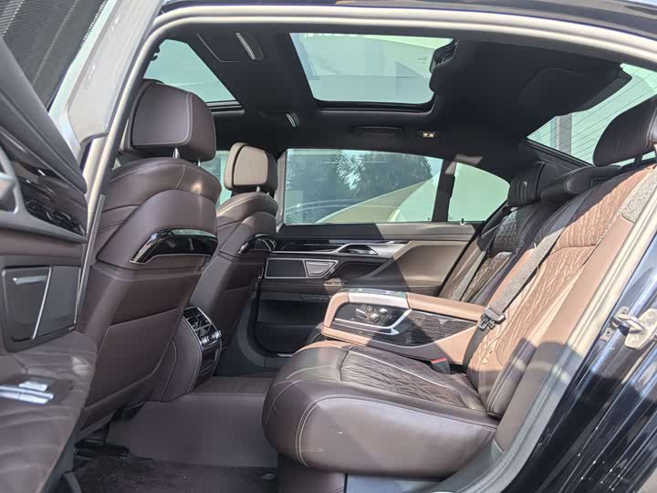 Фото 14 - BMW 7 Series