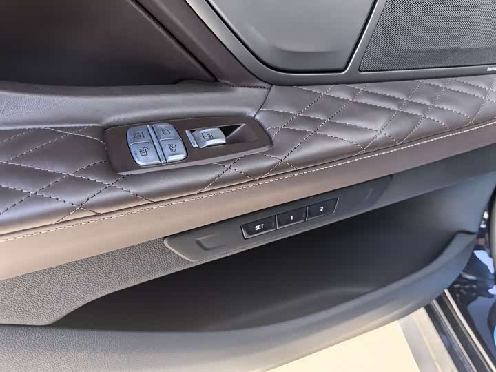 Фото 15 - BMW 7 Series