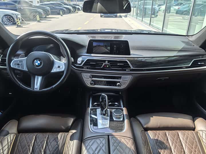 Фото 17 - BMW 7 Series