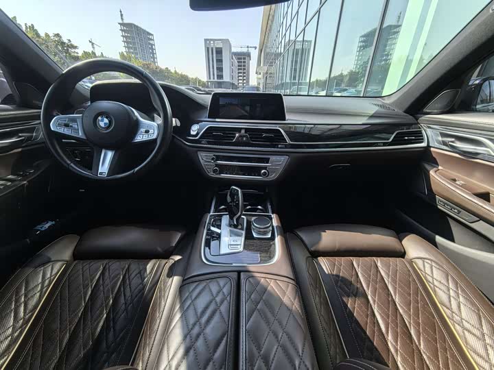 Фото 18 - BMW 7 Series