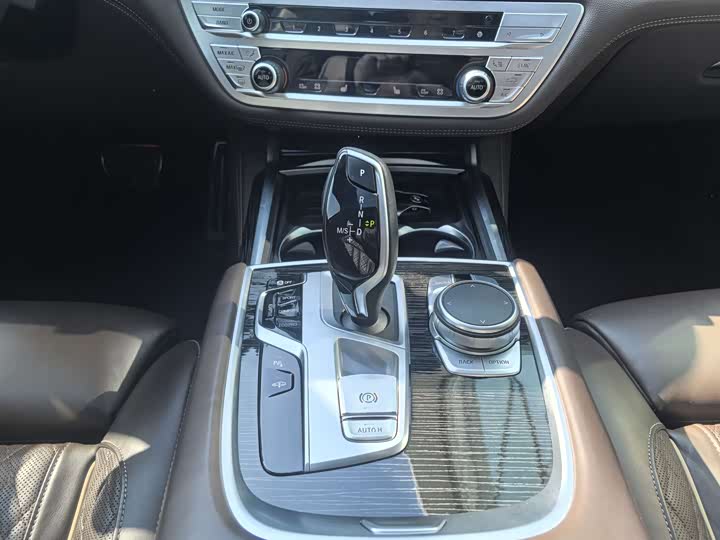 Фото 19 - BMW 7 Series