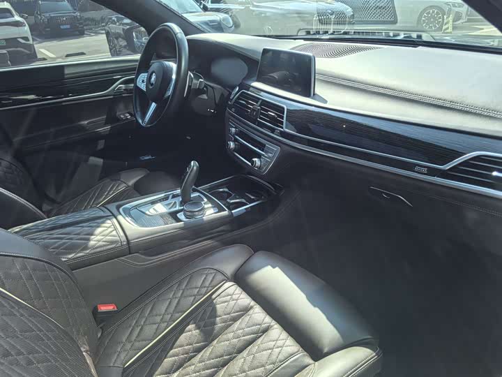 Фото 21 - BMW 7 Series