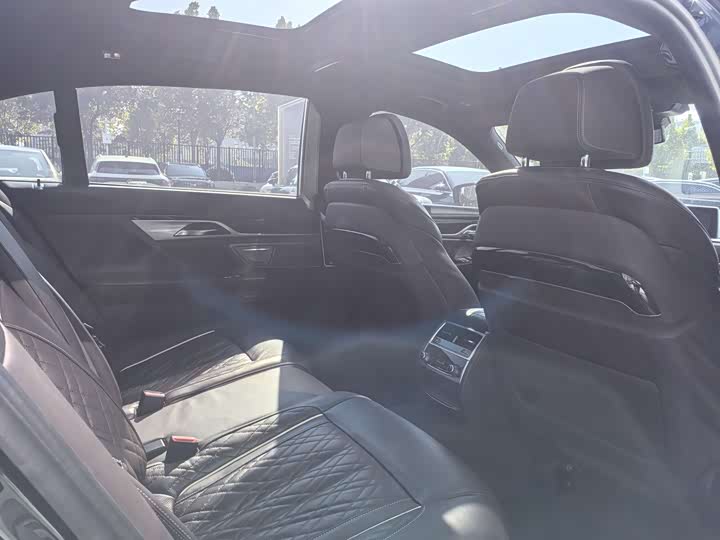 Фото 22 - BMW 7 Series