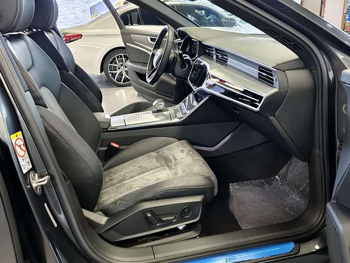 Фото 10 - Audi A6L