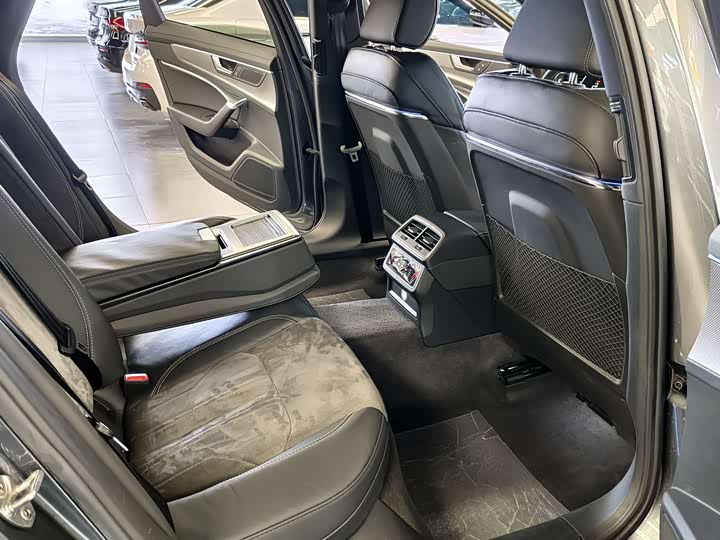 Фото 11 - Audi A6L