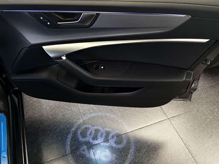 Фото 7 - Audi A6L