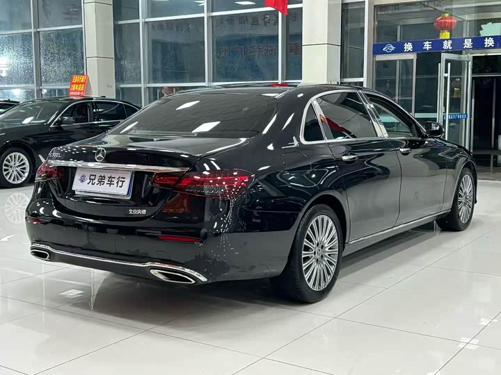 Фото 10 - Mercedes-Benz E-Class