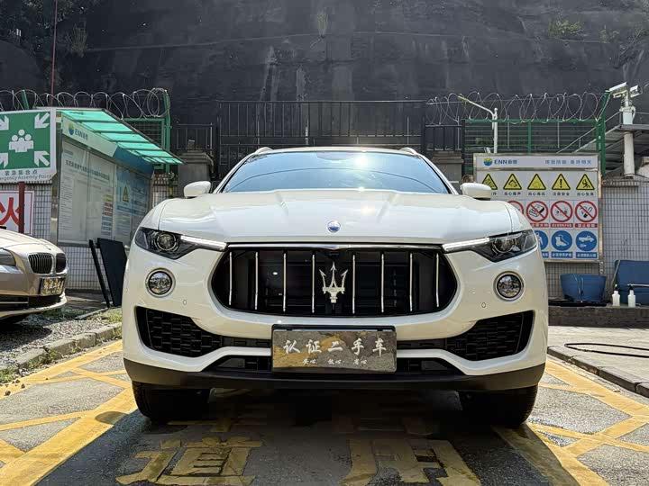 Фото 3 - Maserati Levante
