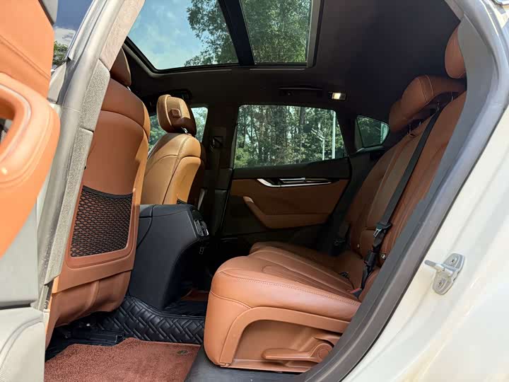 Фото 8 - Maserati Levante