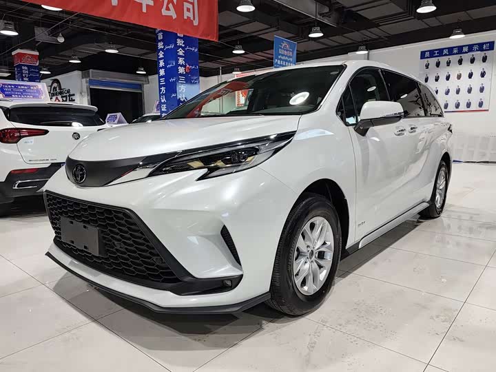 Фото 1 - Toyota Granvia