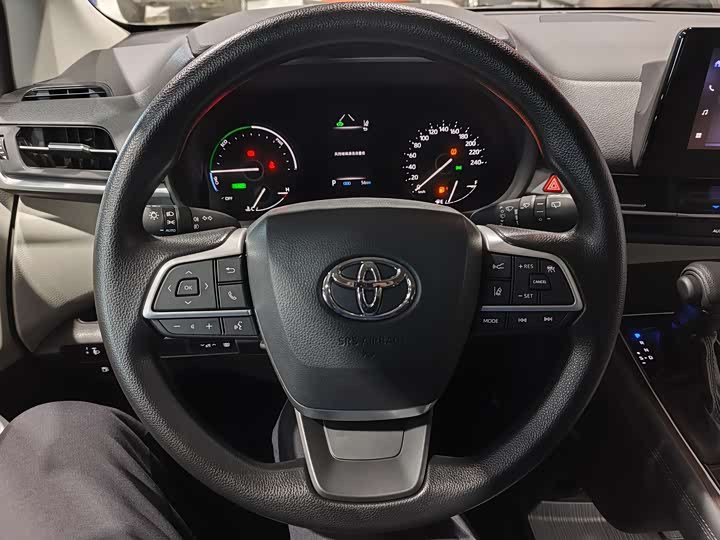 Фото 10 - Toyota Granvia