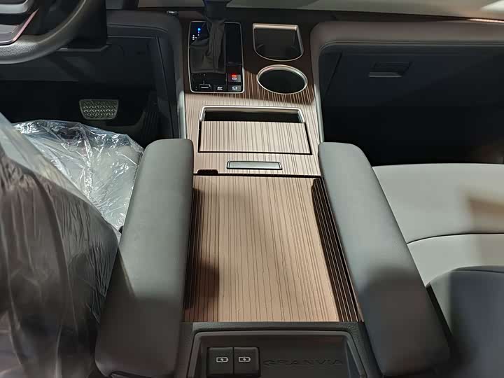 Фото 14 - Toyota Granvia