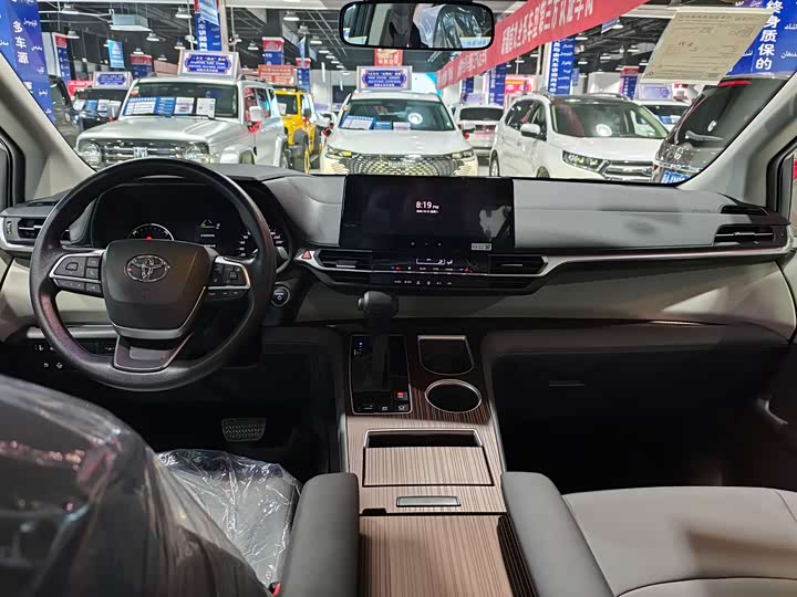 Фото 5 - Toyota Granvia