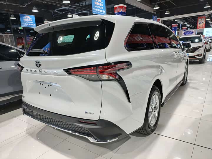 Фото 9 - Toyota Granvia