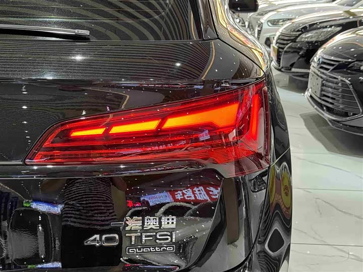 Фото 8 - Audi Q5L