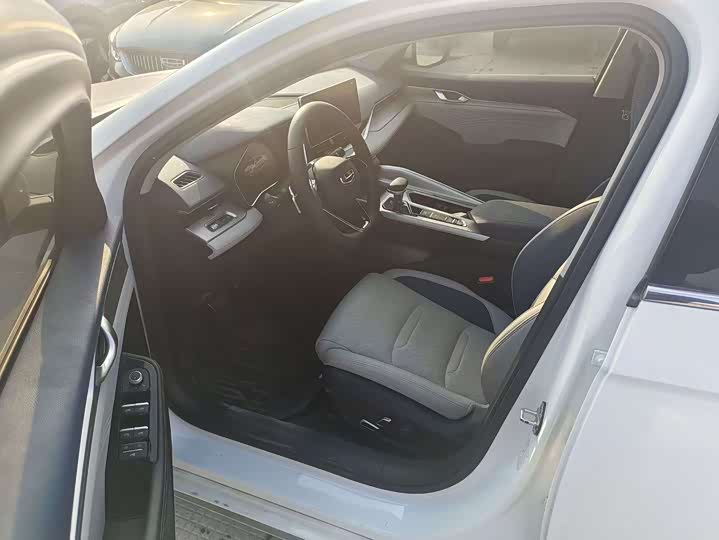 Фото 4 - Geely Preface