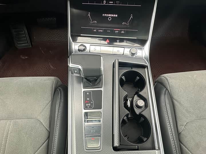 Фото 9 - Audi A6L