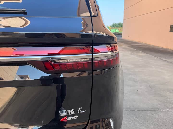 Фото 11 - Geely Monjaro