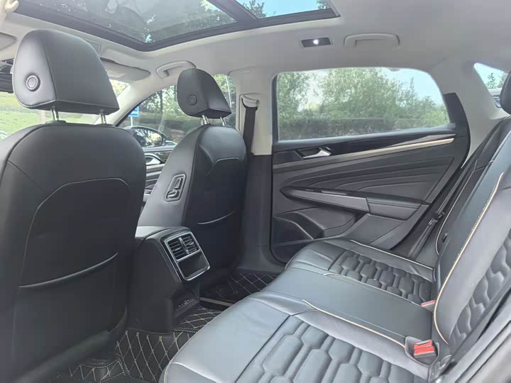 Фото 14 - Volkswagen Passat