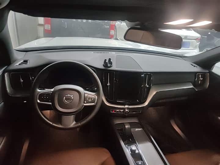 Фото 10 - Volvo XC60