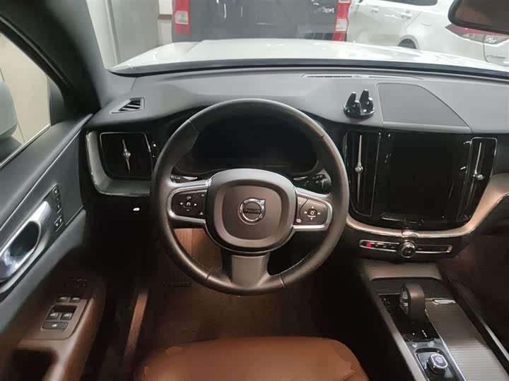 Фото 11 - Volvo XC60