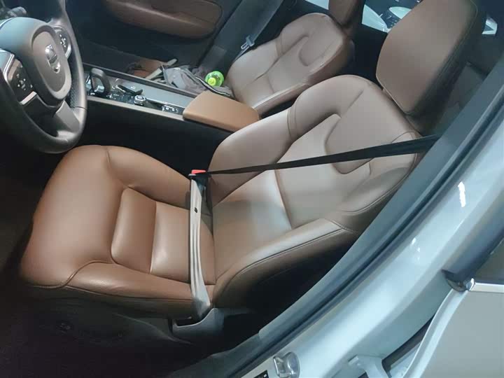 Фото 15 - Volvo XC60