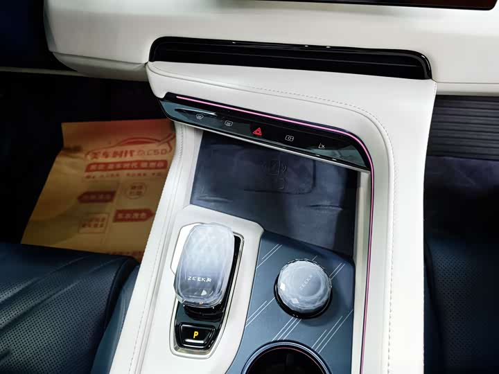 Фото 14 - Zeekr 001