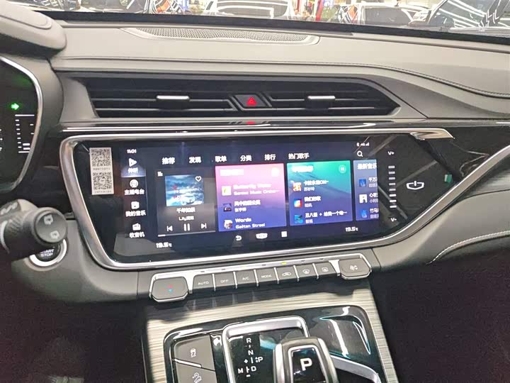 Фото 13 - Geely Atlas