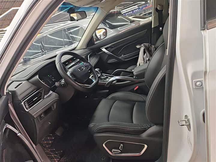 Фото 15 - Geely Atlas