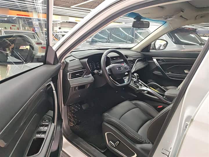 Фото 16 - Geely Atlas