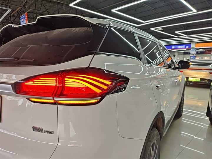 Фото 8 - Geely Atlas