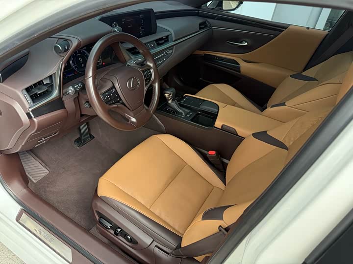 Фото 10 - Lexus ES