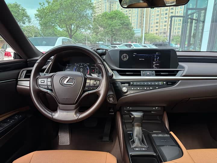 Фото 12 - Lexus ES