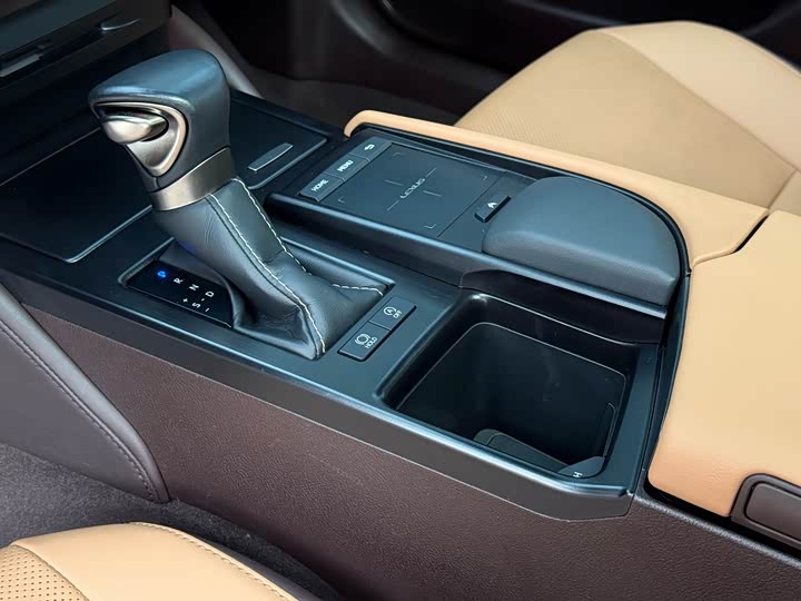 Фото 13 - Lexus ES