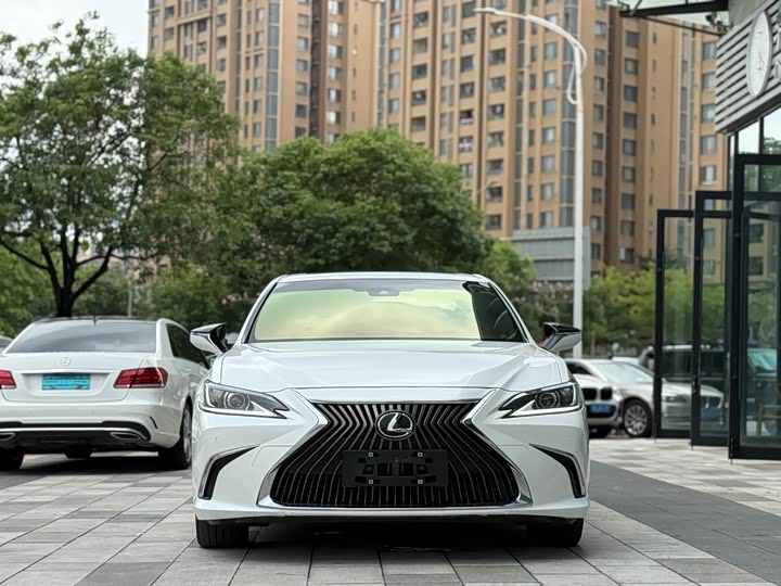 Фото 2 - Lexus ES