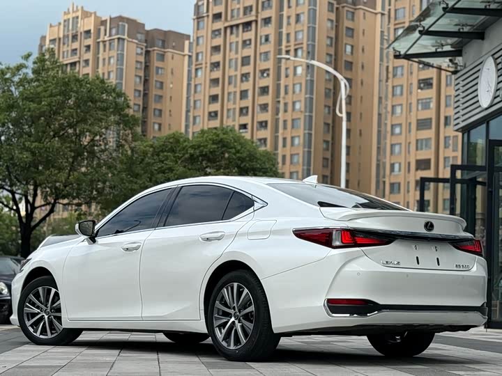 Фото 4 - Lexus ES