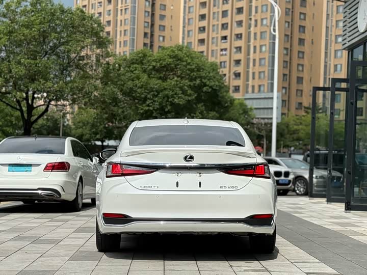 Фото 5 - Lexus ES