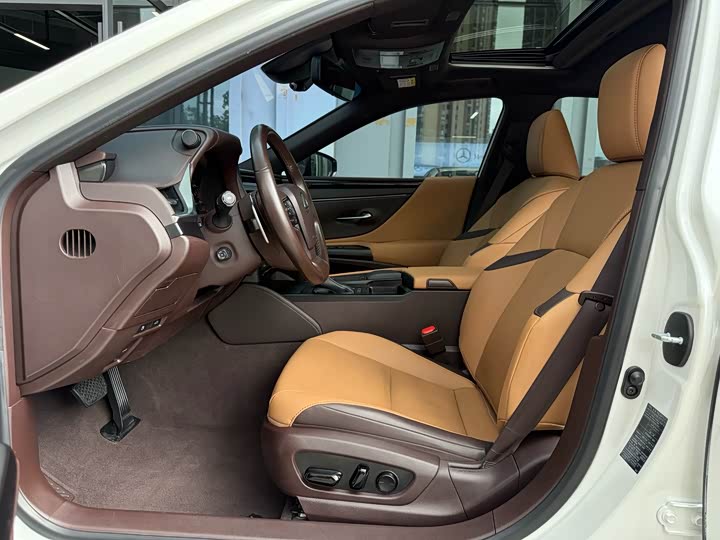 Фото 7 - Lexus ES