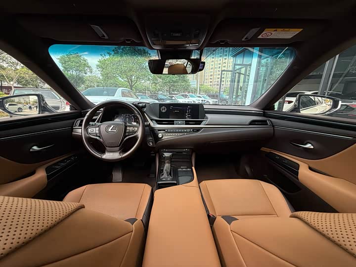 Фото 8 - Lexus ES