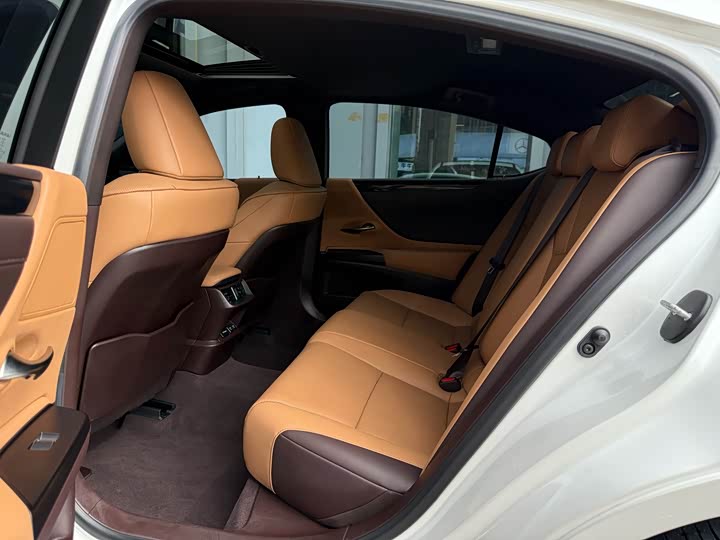 Фото 9 - Lexus ES